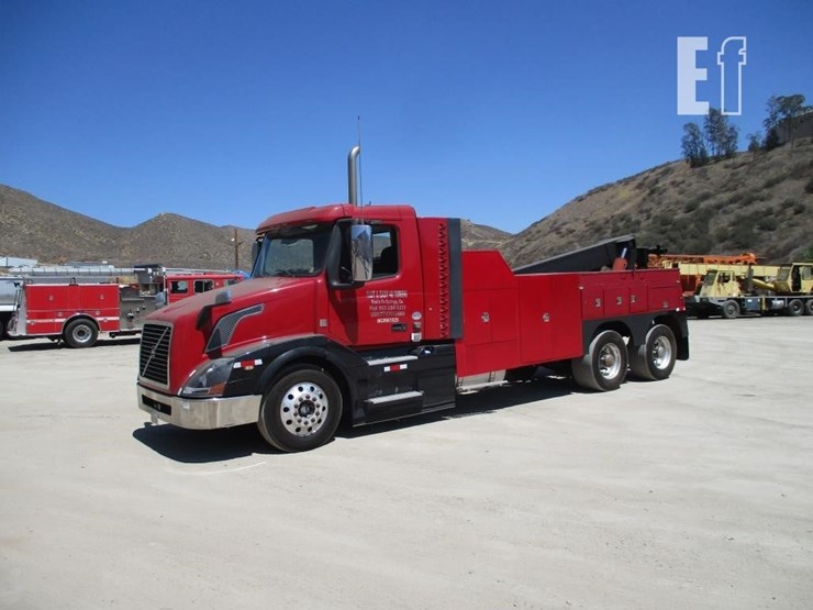 2015-volvo-vnl64300-image-1