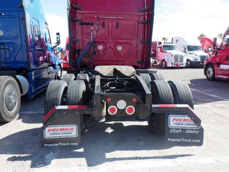 2020-freightliner-cascadia-126-image-7
