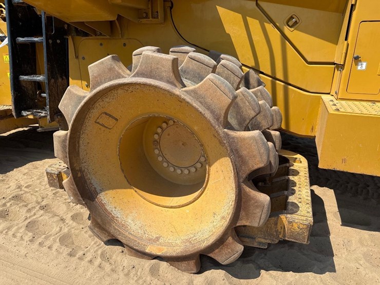 2018-caterpillar-815k-image-12