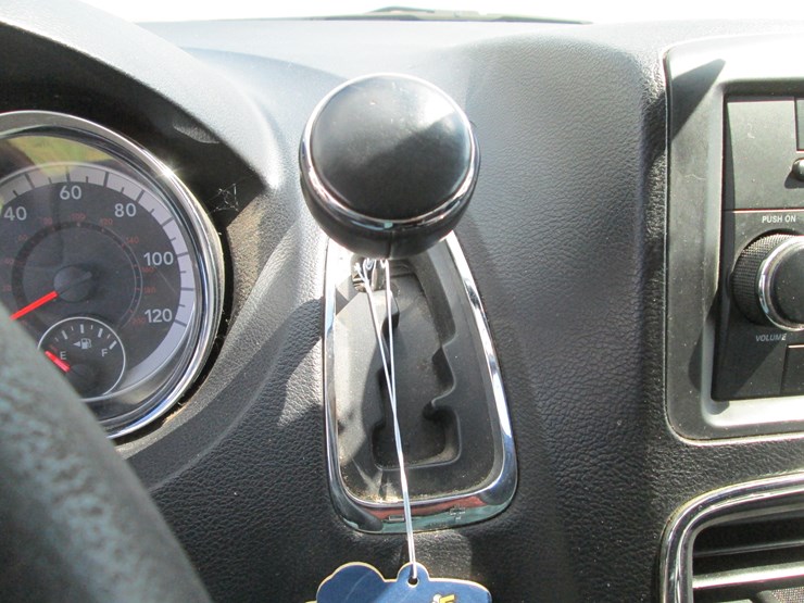 2011-dodge-caravan-image-28