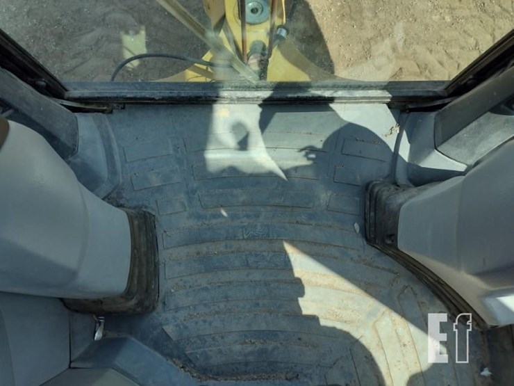 2015-caterpillar-420f-image-14