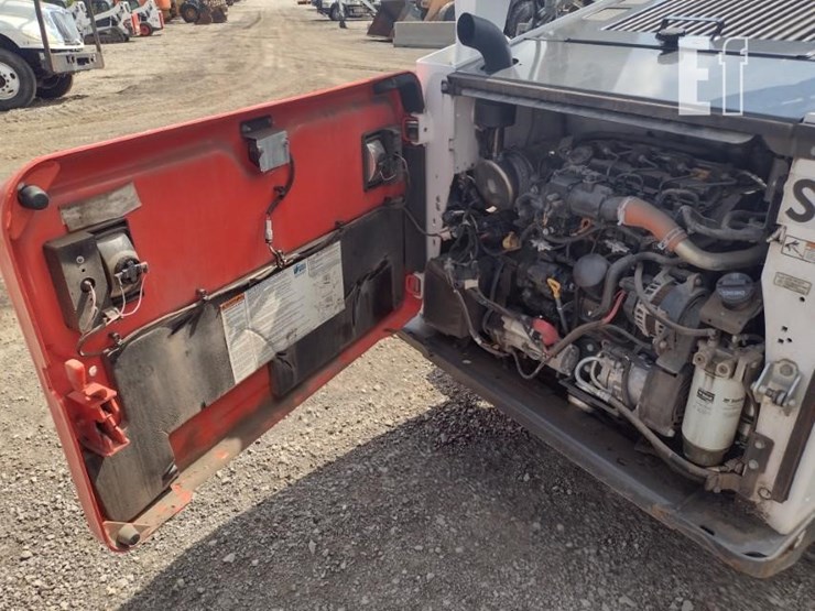 2022-bobcat-s740-image-25