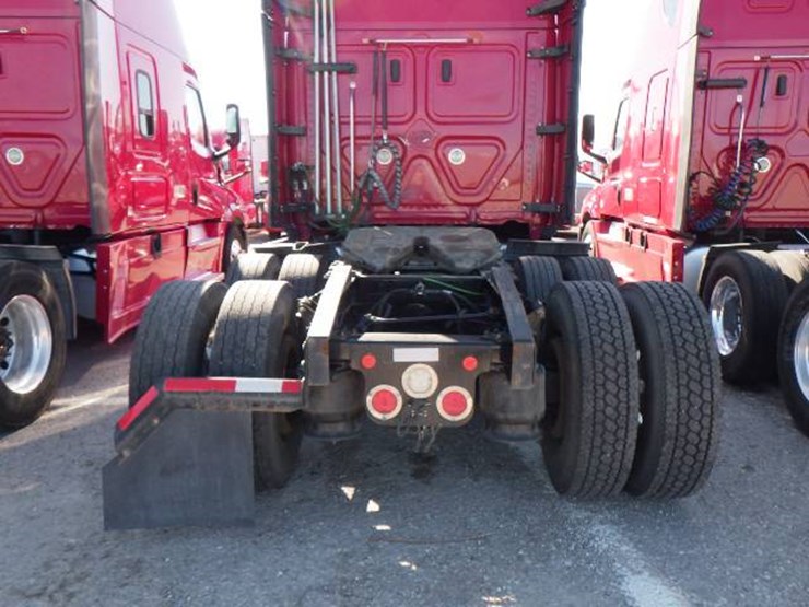2020-freightliner-cascadia-126-image-9