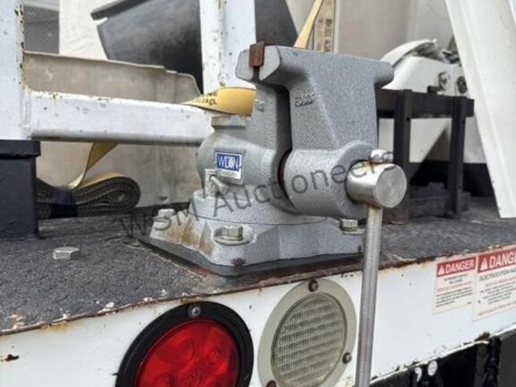 2012-freightliner-m2-digger-derrick-image-16