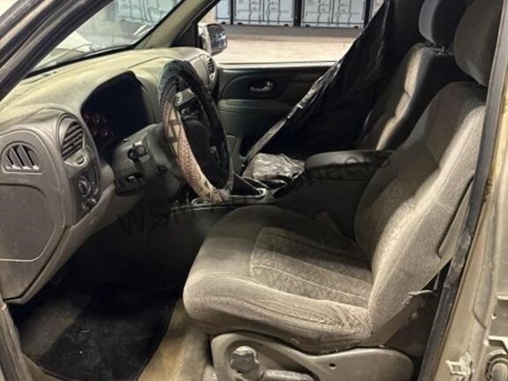 2004-gmc-envoy-sle-image-24