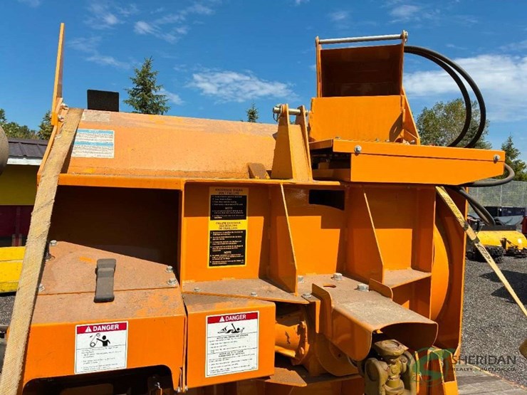 2014-trackless-model-mt6-with-numerous-like-new-attachments-image-62