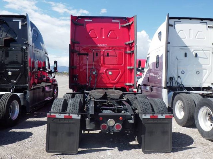2020-freightliner-cascadia-126-image-7