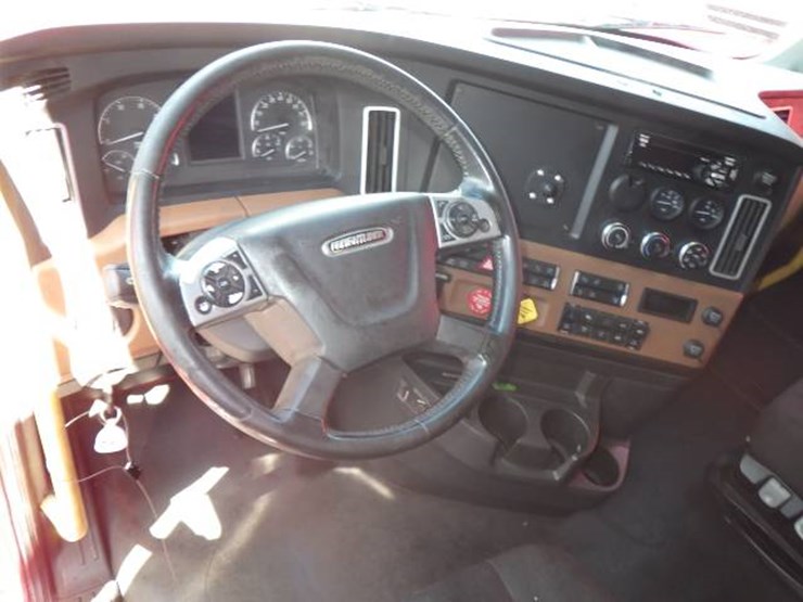 2021-freightliner-cascadia-126-image-14