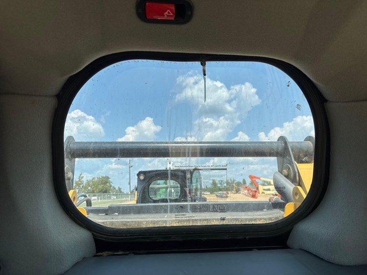 2023-caterpillar-259d3-image-35