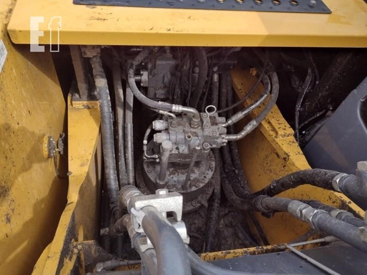 2021-deere-250g-lc-image-51