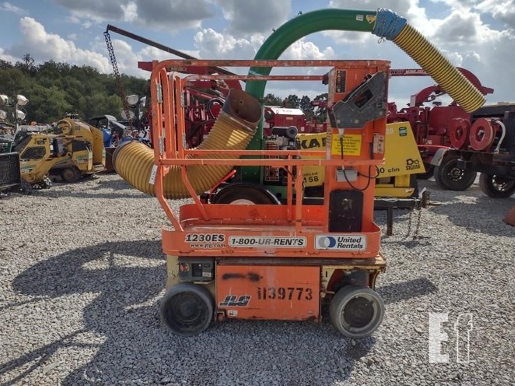 2010-jlg-1230es-image-1