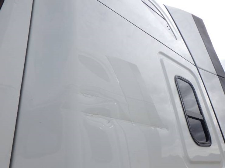 freightliner-cascadia-126-image-10