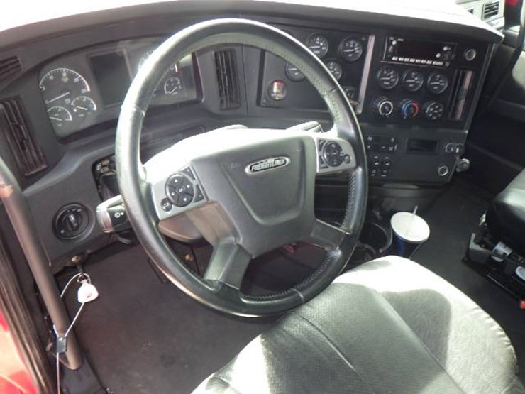 2023-freightliner-cascadia-126-image-12