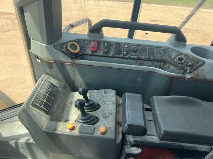 2022-caterpillar-980-image-28