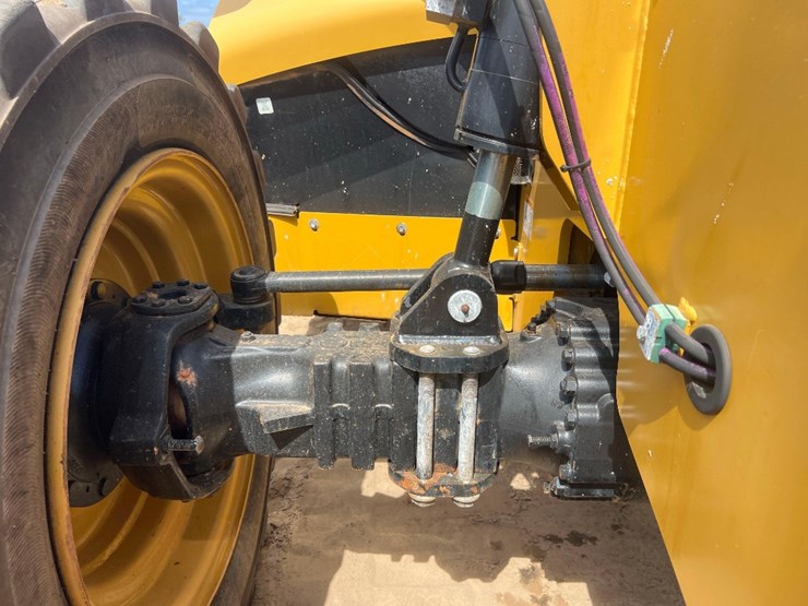 2018-caterpillar-tl1055d-image-12