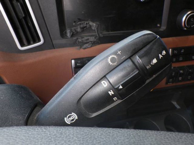 2021-freightliner-cascadia-126-image-13