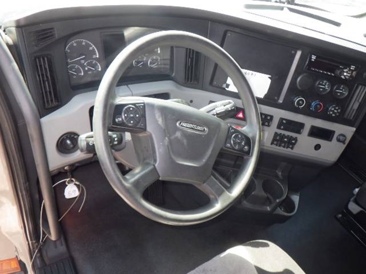 2022-freightliner-cascadia-126-image-9