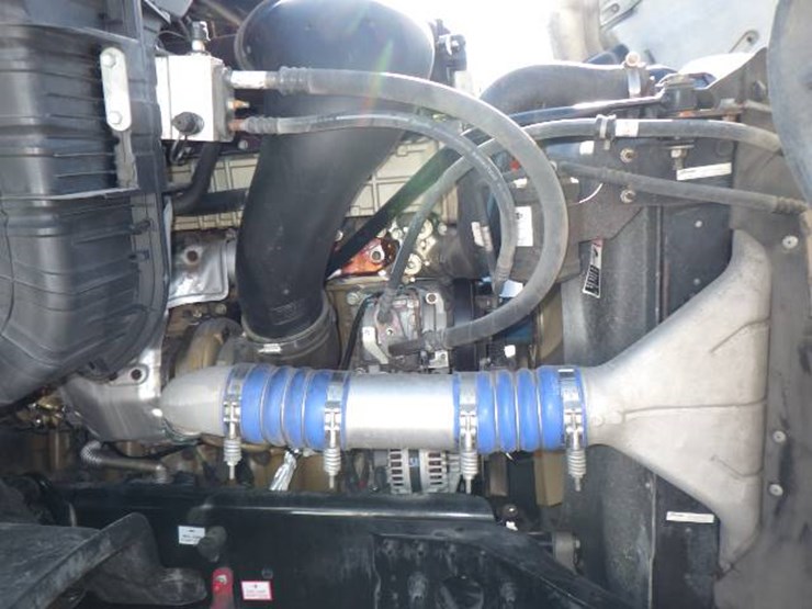2013-freightliner-cascadia-113-image-14
