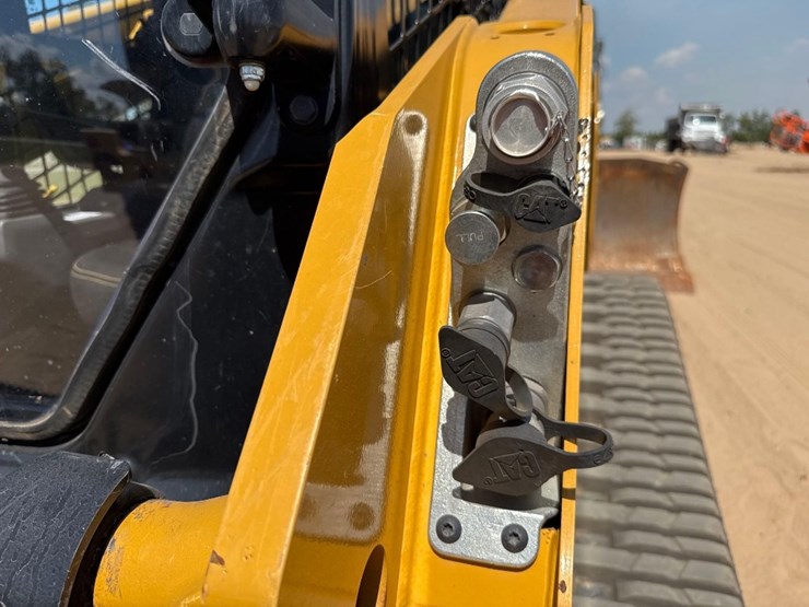 2024-caterpillar-255-skid-steer-image-22