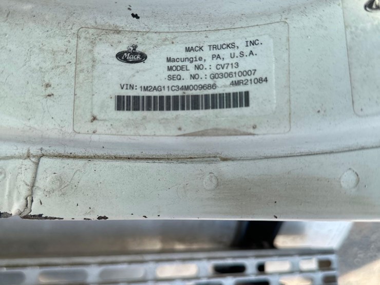 2004-mack-granite-tri-axle-dump-image-11
