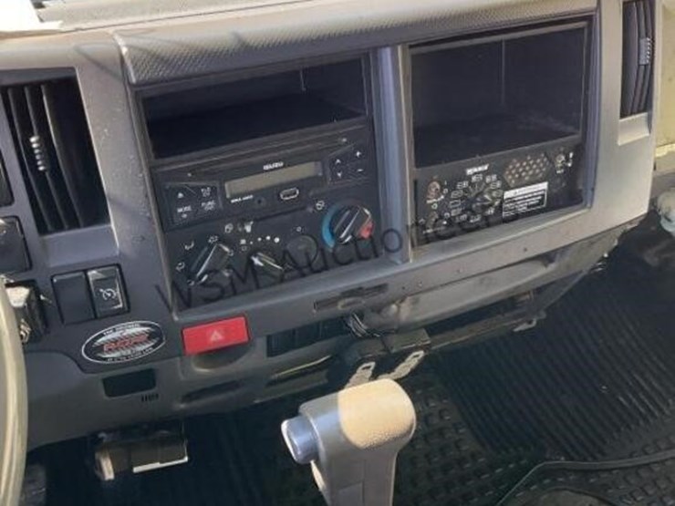 2015-isuzu-npr-image-19
