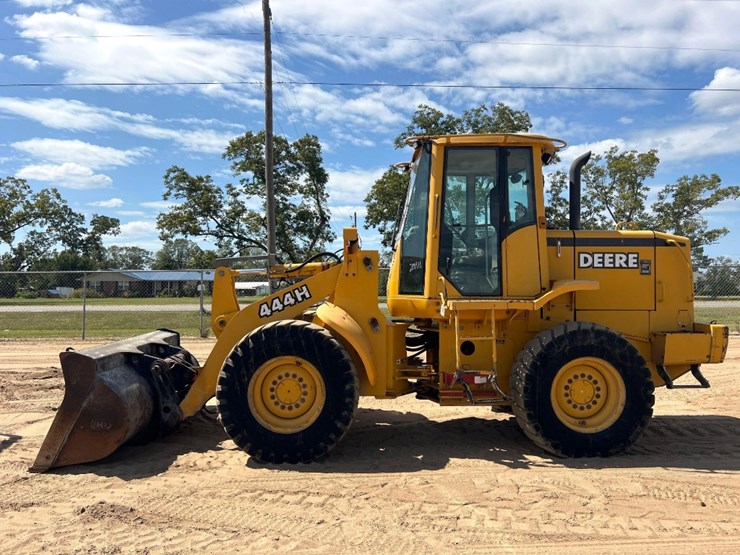 2000-deere-444-image-1