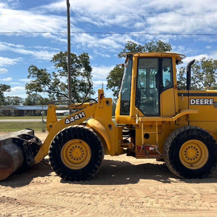2000 DEERE 444