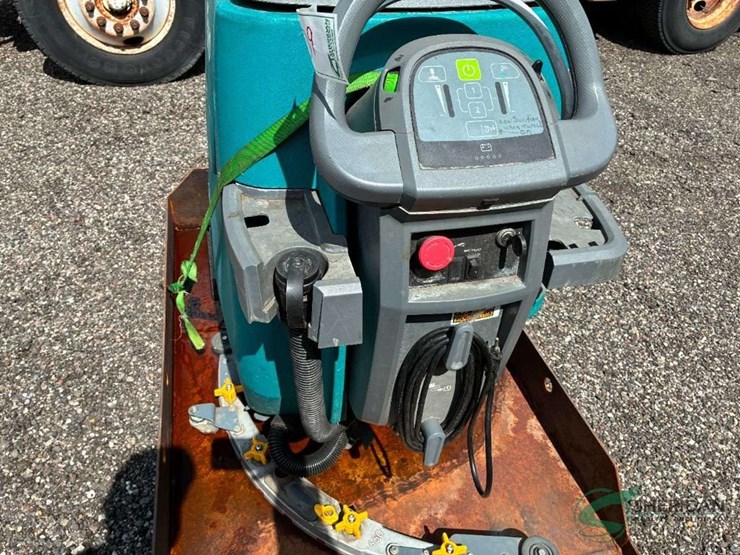 tennant-t500-floor-scrubber-works-28"-image-5