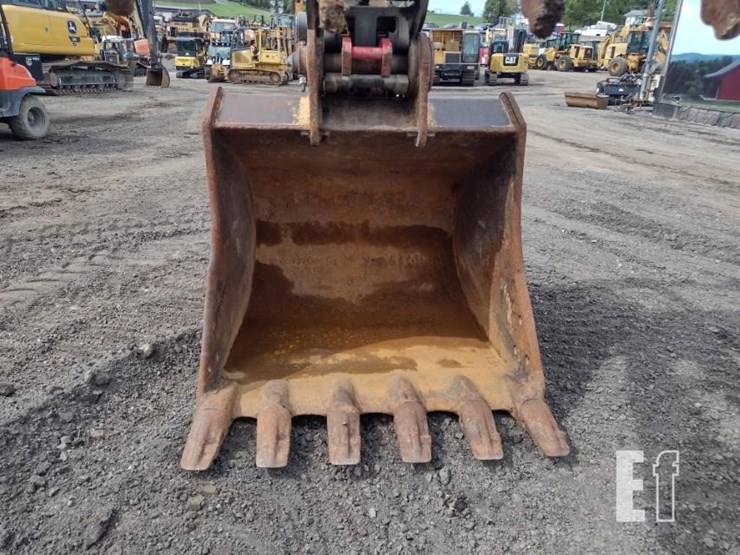 2011-deere-225d-lc-image-15