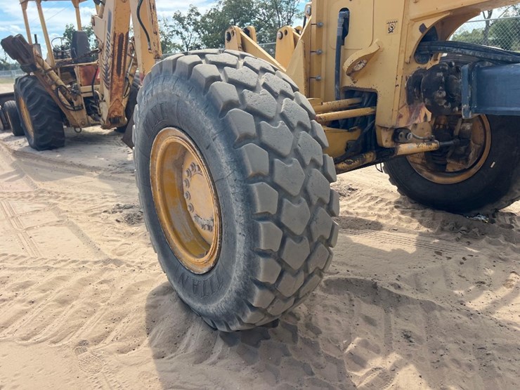 2008-deere-672d-image-31