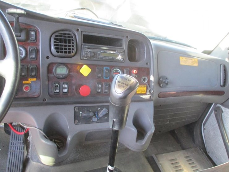 2016-freightliner-114sd-image-9