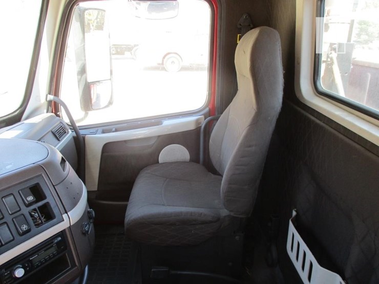 2015-volvo-vnl64300-image-9