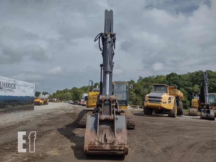 2021-deere-250g-lc-image-2