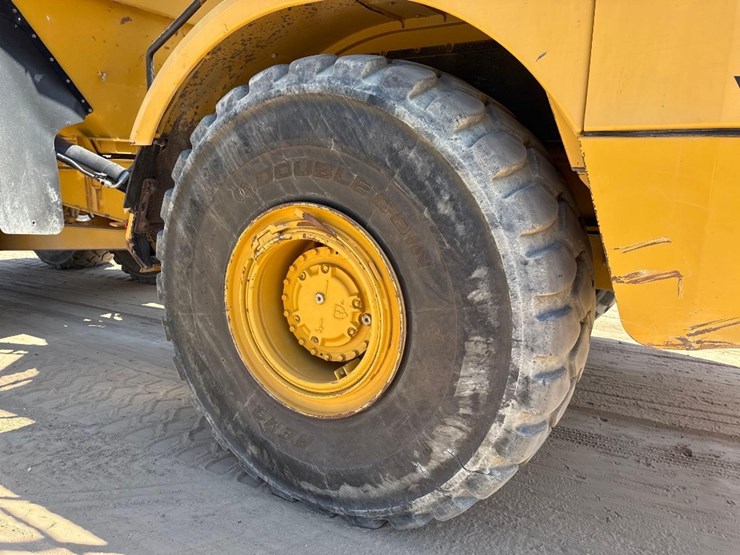 2019-caterpillar-745-image-12