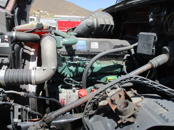 2015-volvo-vnl64300-image-6