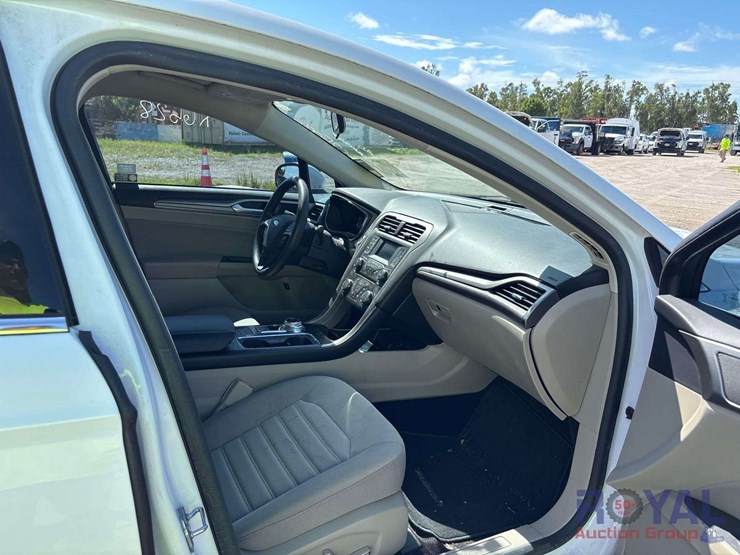 2018-ford-fusion-hybrid-sedan-image-23