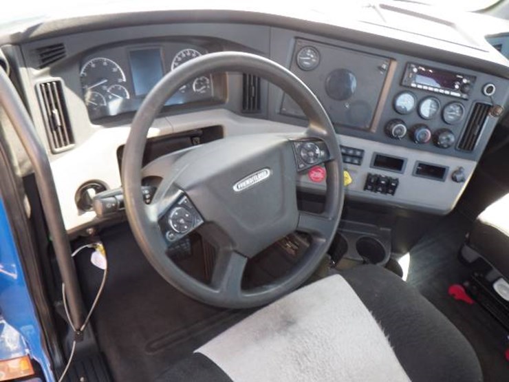 2019-freightliner-cascadia-126-image-8