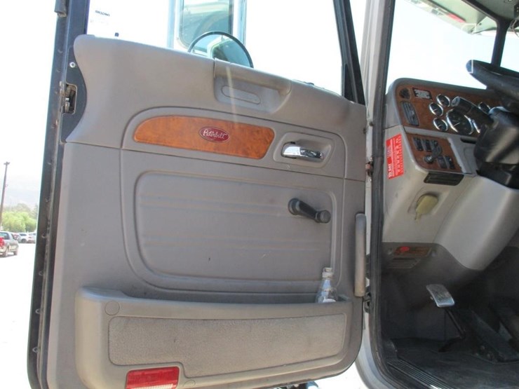 2008-peterbilt-365-image-15