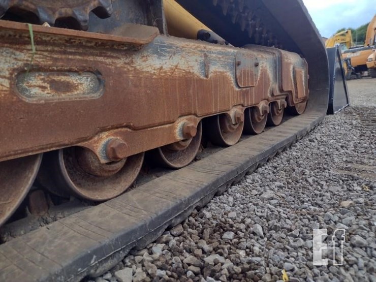 2020-deere-331g-image-31