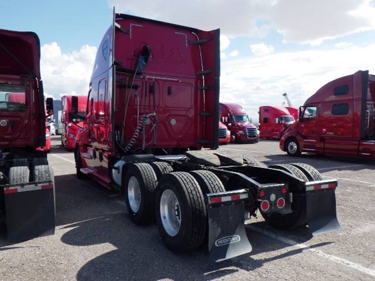2019-freightliner-cascadia-126-image-8