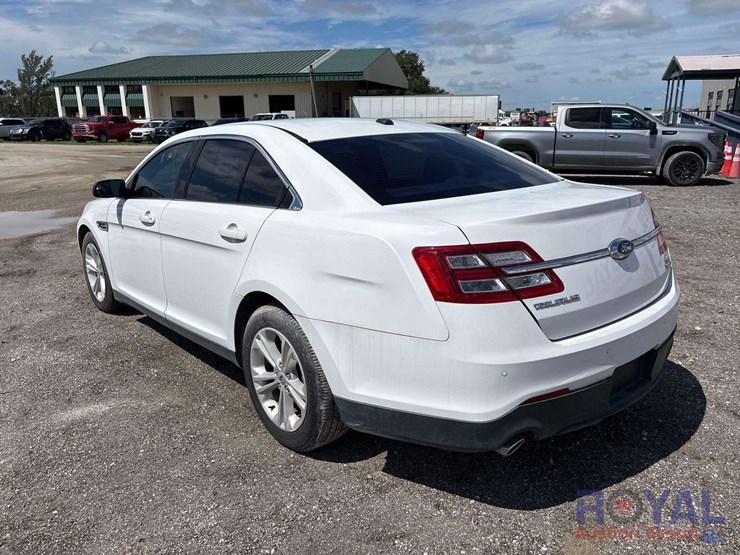 2016-ford-taurus-awd-sedan-image-3