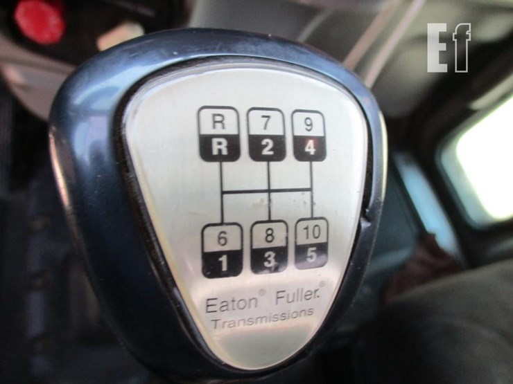 2008-peterbilt-365-image-12