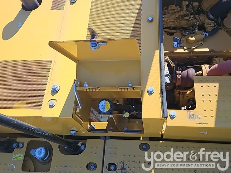 2019-caterpillar-320-image-17