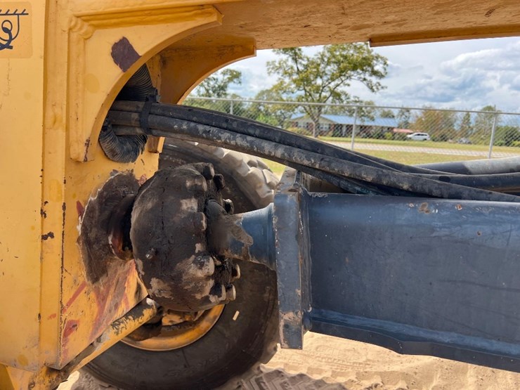 2008-deere-672d-image-13