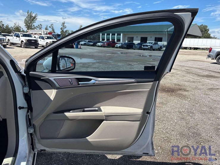 2018-ford-fusion-hybrid-sedan-image-22