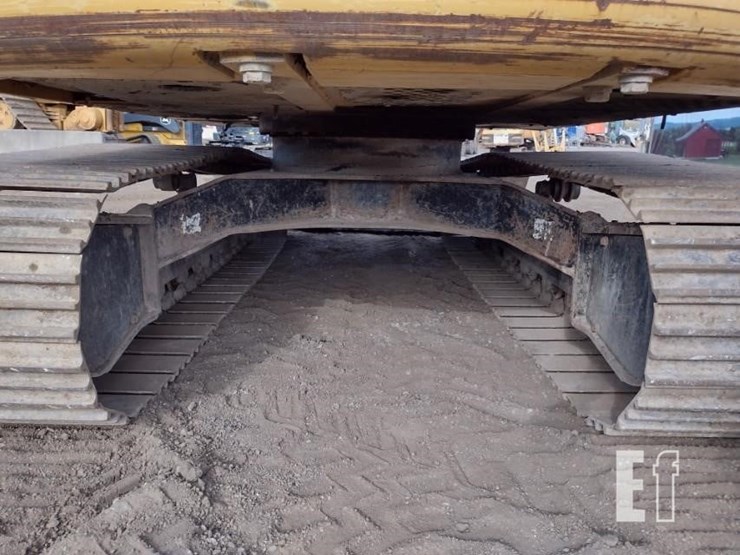 2010-deere-120d-image-46