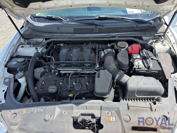 2016-ford-taurus-awd-sedan-image-6