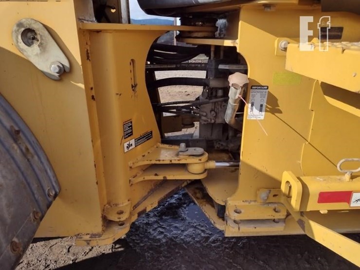 2013-deere-624k-image-24