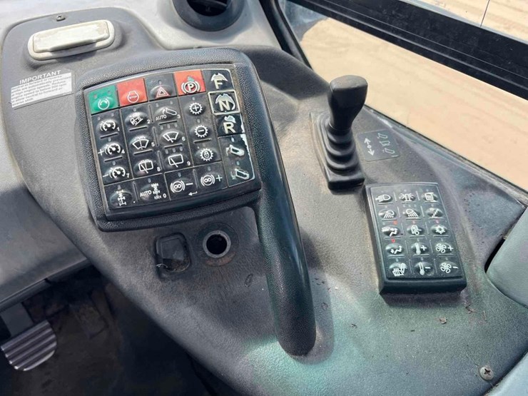 2014-deere-250d-image-30