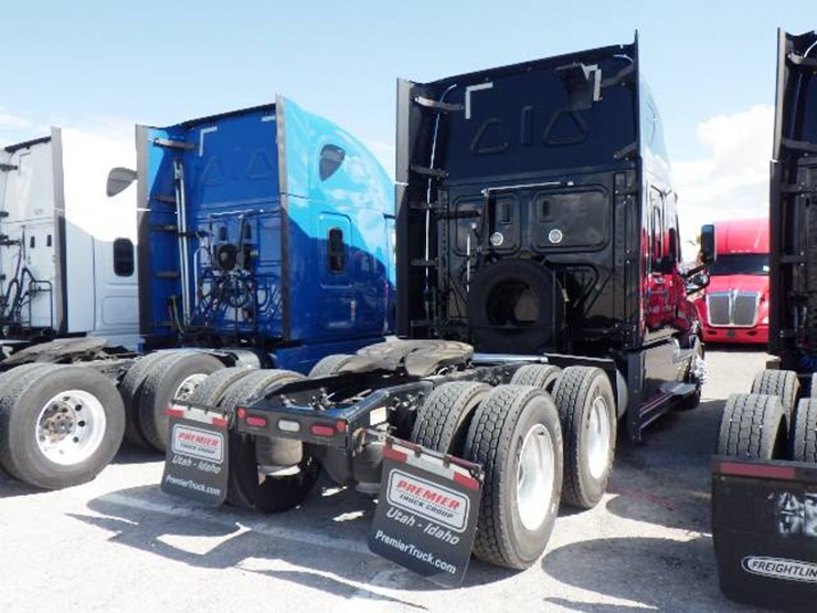 2020-freightliner-cascadia-126-image-7